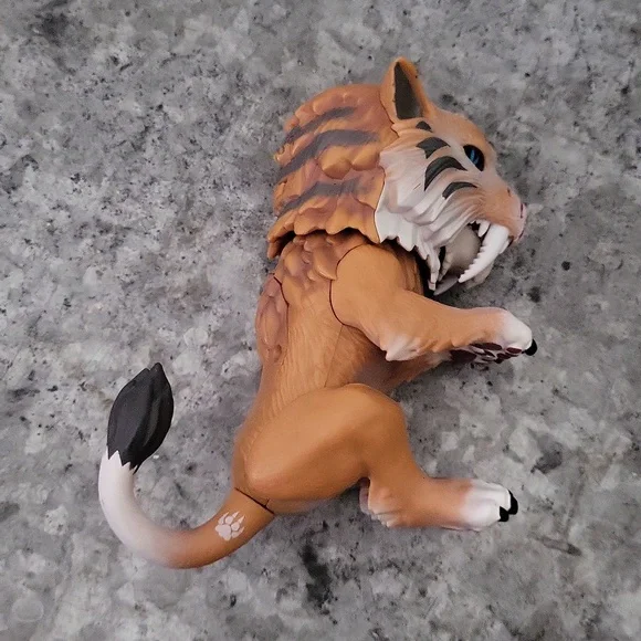 Fingerlings Sabre Tooth - Picture 3 of 4